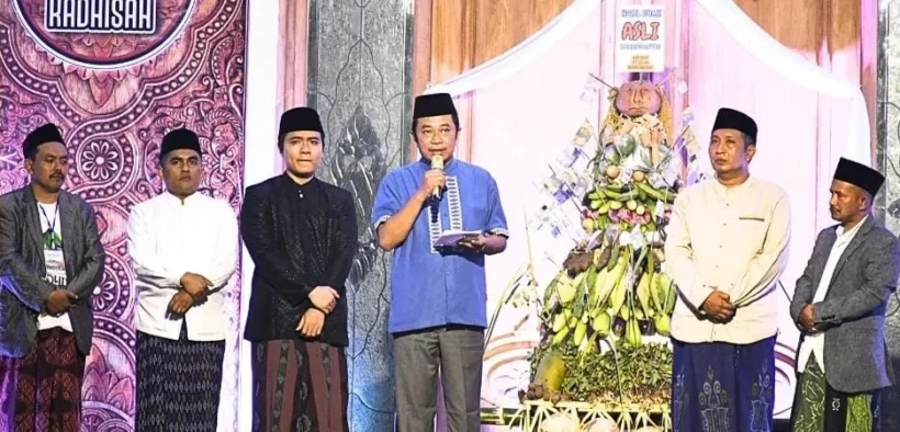 Tradisi Kadhisah kembali digelar meriah di Desa Karanganyar, Kecamatan Tegalampel, Kabupaten Bondowoso, Jumat malam (26/9/2025).