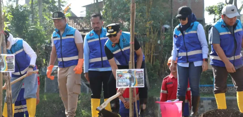 Dalam rangka memperingati World Cleanup Day Indonesia 2025, Pemerintah Kota Malang bersama masyarakat menggelar kegiatan Ngalam Rijik.
