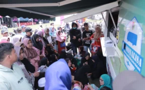 Warga Sumberbaru berbondong-bondong memanfaatkan layanan Mobil Pelayanan Keliling Sadar Adminduk (Monalisa) milik Dispendukcapil Jember.