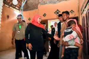 Gubernur Khofifah Berikan Bantuan Ke Korban Gempa Situbondo