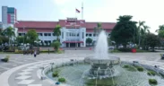 Mulai 1 Oktober 2025, warga Surabaya bakal kedatangan tamu istimewa: petugas pendata yang akan datang langsung ke rumah-rumah (door-to-door).