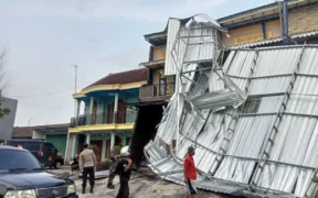 Hujan deras disertai angin puting beliung kini tengah menghantui Kecamatan Kepanjen, Kabupaten Malang, Minggu (28/9/2025), 21 Rumah Rusak