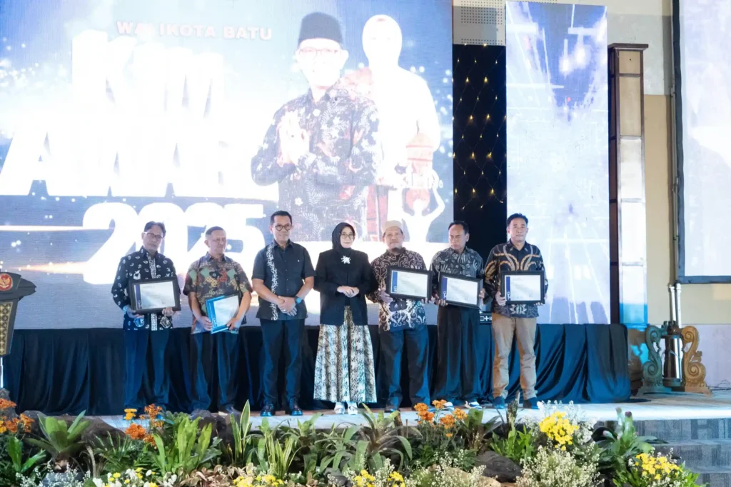 Pemkot Batu menggelar ajang penghargaan tahunan KIM Awards 2025 di Hall Arjuno, Taman Rekreasi Selecta, Minggu (28/9/2025) malam. 