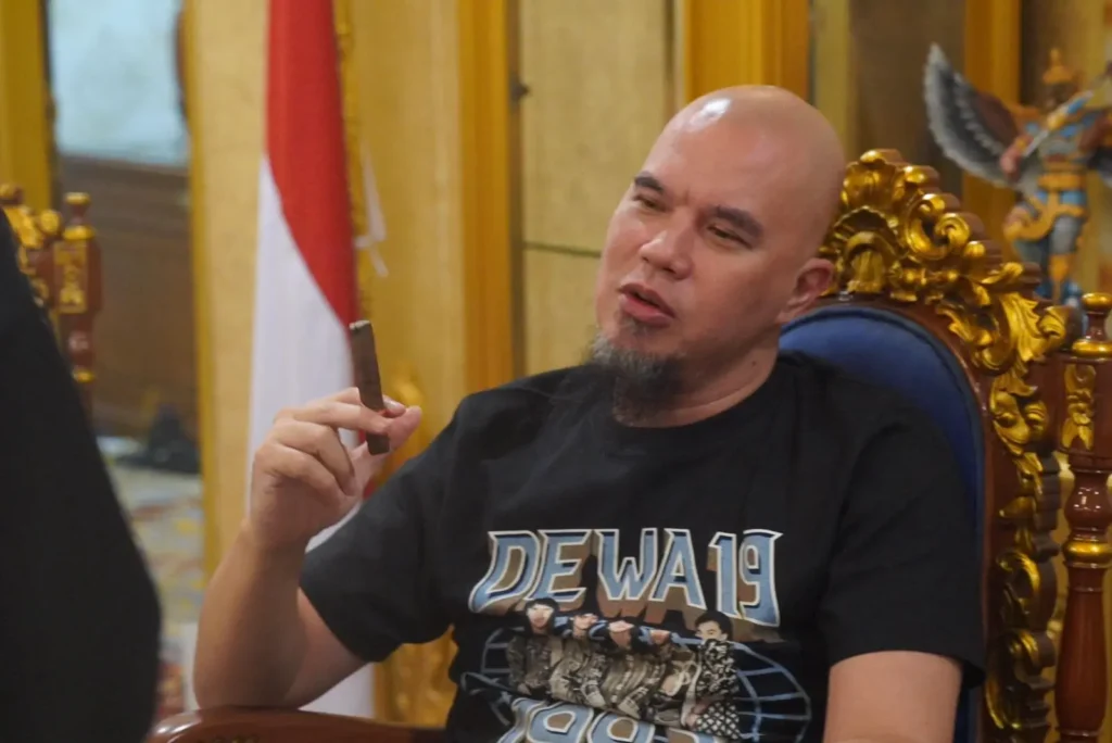 Bupati Jember Muhammad Fawait menjamu para bintang musik tanah air, salah satunya Ahmad Dhani bersama Dewa 19 untuk mencoba Cerutu Jember
