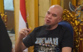 Bupati Jember Muhammad Fawait menjamu para bintang musik tanah air, salah satunya Ahmad Dhani bersama Dewa 19 untuk mencoba Cerutu Jember