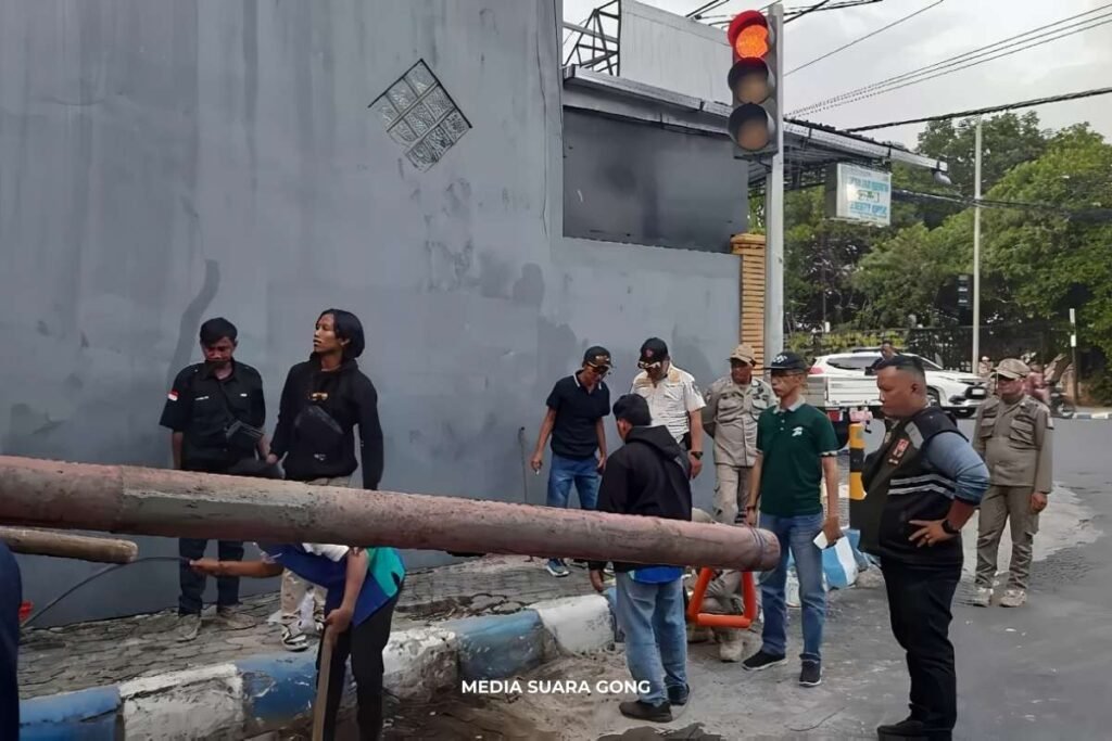 Penertiban Tiang Internet Jombang Jadi Sorotan Warga