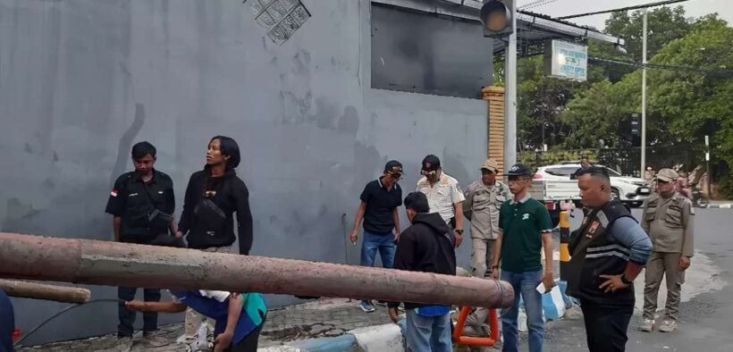 penertiban tiang internet Jombang