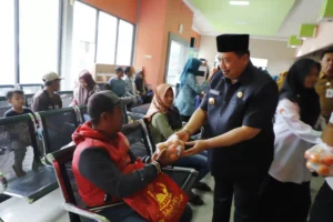 Harga Tomat Anjlok, Warsubi Borong Hasil Panen Petani