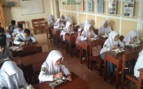 program MBG ini justru berulang kali membuat anak-anak sekolah masuk daftar pasien keracunan massal.