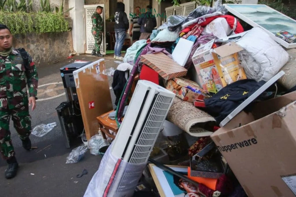 Rumah pribadi Menteri Keuangan Sri Mulyani Indrawati di kawasan Bintaro, Tangerang Selatan, jadi sasaran amukan massa
