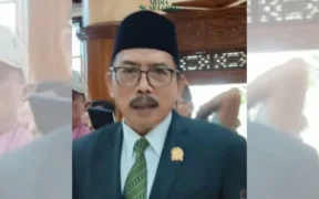 Ketua DPRD Jatim menunggu arahan dari pemerintah pusat terkait evaluasi aturan mengenai tunjangan yang diterima oleh anggota legislatif. 