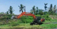 Gubernur Khofifah mengirimkan 2 ekskavator untuk melakukan normalisasi Sungai Selogowo, Kecamatan Mlandingan, mulai Minggu (28/9/2025). 