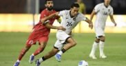 Pesepak bola Timnas Indonesia Miliano Jonathans (kanan) melewati hadangan pesepak bola Timnas Lebanon Mohamad Haidar (kiri) dalam FIFA Matchday di Stadion Gelora Bung Tomo, Surabaya, Jawa Timur, Senin (8/9/2025). ANTARA FOTO/Sigid Kurniawan/mrh/bar