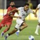 Pesepak bola Timnas Indonesia Miliano Jonathans (kanan) melewati hadangan pesepak bola Timnas Lebanon Mohamad Haidar (kiri) dalam FIFA Matchday di Stadion Gelora Bung Tomo, Surabaya, Jawa Timur, Senin (8/9/2025). ANTARA FOTO/Sigid Kurniawan/mrh/bar