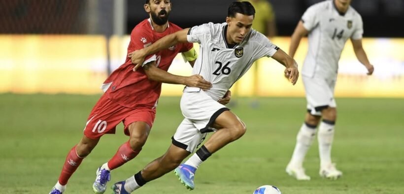 Pesepak bola Timnas Indonesia Miliano Jonathans (kanan) melewati hadangan pesepak bola Timnas Lebanon Mohamad Haidar (kiri) dalam FIFA Matchday di Stadion Gelora Bung Tomo, Surabaya, Jawa Timur, Senin (8/9/2025). ANTARA FOTO/Sigid Kurniawan/mrh/bar