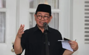 Gubernur DKI Jakarta Pramono Anung menyampaikan keterangan kepada wartawan terkait kondisi Jakarta terkini di Balai Kota DKI Jakarta, Sabtu (30/8/2025). ANTARA FOTO/Reno Esnir/app/sgd