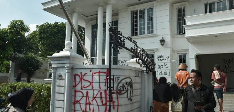 Sejumlah massa tidak dikenal mendatangi rumah Anggota DPR Surya Utama atau Uya Kuya di Pondok Bambu, Jakarta Timur, Minggu (31/8/2025). ANTARA FOTO/Fakhri Hermansyah/foc.