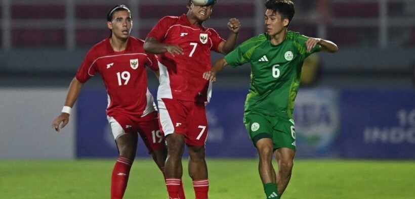 Pesepak bola Timnas U-23 Indonesia Tony Firmansyah (tengah) berebut bola dengan pesepak bola Timnas U-23 Makau Wong Kit Wai (kanan) dalam kualifikasi Grup J Piala Asia U-23 2026 di Stadion Gelora Delta Sidoarjo, Jawa Timur, Sabtu (6/9/2025). ANTARA FOTO/Sigid Kurniawan/app/rwa.