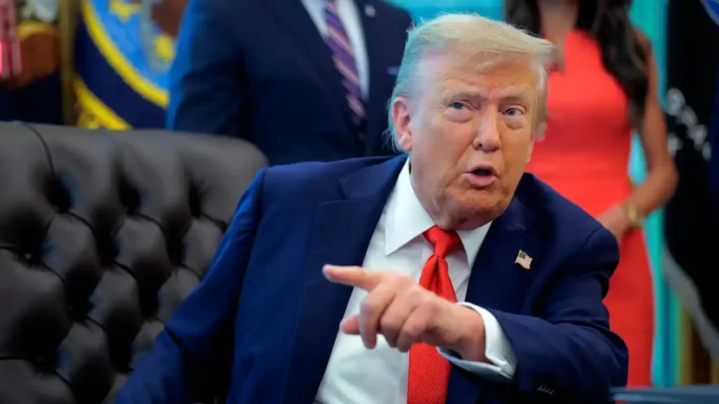 Presiden Amerika Serikat Donald Trump kembali membuat langkah kontroversial dengan menandatangani perintah eksekutif untuk mengganti nama Departemen Pertahanan (Department of Defense/DoD) menjadi Departemen Perang (Department of War). Trump menyebut perubahan ini sebagai upaya “mengembalikan Amerika ke warisan aslinya” sekaligus menegaskan citra Pentagon yang lebih agresif. “Saya pikir itu nama yang jauh lebih tepat, terutama mengingat situasi dunia saat ini,” kata Trump, seperti dilansir Fox News, Sabtu (6/9/2025). Menurut perintah tersebut, “Departemen Perang” akan menjadi gelar sekunder bagi DoD, dengan Pete Hegseth disebut sebagai menteri perang. Bahkan, dalam hitungan menit, situs resmi Pentagon defense.gov langsung dialihkan ke war.gov. Juru bicara Pentagon, Sean Parnell, menegaskan bahwa perubahan nama ini mencerminkan misi inti militer AS: menang dalam perang. “Sebagai penghormatan terhadap warisan kita yang membanggakan, perubahan ini penting karena mencerminkan misi inti Departemen,” ujarnya. Trump sendiri menegaskan perubahan ini tidak akan membebani anggaran secara berlebihan. “Kita tidak perlu memahat ulang gunung atau apa pun. Pemerintah tahu bagaimana mengubah citra tanpa harus menjadi gila,” katanya sambil menepis pertanyaan soal biaya. Meski sudah diumumkan, pergantian nama secara resmi tetap membutuhkan persetujuan Kongres. Dua anggota Partai Republik dari Florida, Greg Steube dan Senator Rick Scott, sudah mengajukan rancangan undang-undang untuk mengesahkannya, dan kemungkinan akan dimasukkan dalam RUU otorisasi pertahanan tahunan. Senator Mike Lee dari Utah juga tercatat sebagai salah satu sponsor. Sejarah mencatat, “Departemen Perang” pertama kali berdiri pada 1789 dan menjadi pusat kebijakan militer AS. Namun, lewat Undang-Undang Keamanan Nasional 1947, lembaga itu digabungkan dengan Angkatan Laut dan Angkatan Udara menjadi Badan Militer Nasional, yang kemudian berganti nama menjadi Departemen Pertahanan pada 1949. Jika perubahan ini lolos, maka untuk pertama kalinya dalam lebih dari 75 tahun, Amerika Serikat akan kembali menggunakan nama “Departemen Perang” sebagai wajah resmi militernya.