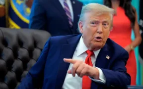 Presiden Amerika Serikat Donald Trump kembali membuat langkah kontroversial dengan menandatangani perintah eksekutif untuk mengganti nama Departemen Pertahanan (Department of Defense/DoD) menjadi Departemen Perang (Department of War). Trump menyebut perubahan ini sebagai upaya “mengembalikan Amerika ke warisan aslinya” sekaligus menegaskan citra Pentagon yang lebih agresif. “Saya pikir itu nama yang jauh lebih tepat, terutama mengingat situasi dunia saat ini,” kata Trump, seperti dilansir Fox News, Sabtu (6/9/2025). Menurut perintah tersebut, “Departemen Perang” akan menjadi gelar sekunder bagi DoD, dengan Pete Hegseth disebut sebagai menteri perang. Bahkan, dalam hitungan menit, situs resmi Pentagon defense.gov langsung dialihkan ke war.gov. Juru bicara Pentagon, Sean Parnell, menegaskan bahwa perubahan nama ini mencerminkan misi inti militer AS: menang dalam perang. “Sebagai penghormatan terhadap warisan kita yang membanggakan, perubahan ini penting karena mencerminkan misi inti Departemen,” ujarnya. Trump sendiri menegaskan perubahan ini tidak akan membebani anggaran secara berlebihan. “Kita tidak perlu memahat ulang gunung atau apa pun. Pemerintah tahu bagaimana mengubah citra tanpa harus menjadi gila,” katanya sambil menepis pertanyaan soal biaya. Meski sudah diumumkan, pergantian nama secara resmi tetap membutuhkan persetujuan Kongres. Dua anggota Partai Republik dari Florida, Greg Steube dan Senator Rick Scott, sudah mengajukan rancangan undang-undang untuk mengesahkannya, dan kemungkinan akan dimasukkan dalam RUU otorisasi pertahanan tahunan. Senator Mike Lee dari Utah juga tercatat sebagai salah satu sponsor. Sejarah mencatat, “Departemen Perang” pertama kali berdiri pada 1789 dan menjadi pusat kebijakan militer AS. Namun, lewat Undang-Undang Keamanan Nasional 1947, lembaga itu digabungkan dengan Angkatan Laut dan Angkatan Udara menjadi Badan Militer Nasional, yang kemudian berganti nama menjadi Departemen Pertahanan pada 1949. Jika perubahan ini lolos, maka untuk pertama kalinya dalam lebih dari 75 tahun, Amerika Serikat akan kembali menggunakan nama “Departemen Perang” sebagai wajah resmi militernya.