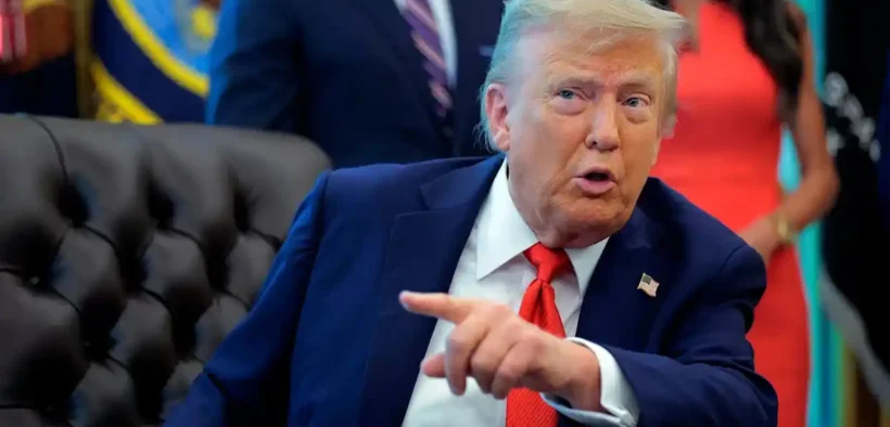 Presiden Amerika Serikat Donald Trump kembali membuat langkah kontroversial dengan menandatangani perintah eksekutif untuk mengganti nama Departemen Pertahanan (Department of Defense/DoD) menjadi Departemen Perang (Department of War). Trump menyebut perubahan ini sebagai upaya “mengembalikan Amerika ke warisan aslinya” sekaligus menegaskan citra Pentagon yang lebih agresif. “Saya pikir itu nama yang jauh lebih tepat, terutama mengingat situasi dunia saat ini,” kata Trump, seperti dilansir Fox News, Sabtu (6/9/2025). Menurut perintah tersebut, “Departemen Perang” akan menjadi gelar sekunder bagi DoD, dengan Pete Hegseth disebut sebagai menteri perang. Bahkan, dalam hitungan menit, situs resmi Pentagon defense.gov langsung dialihkan ke war.gov. Juru bicara Pentagon, Sean Parnell, menegaskan bahwa perubahan nama ini mencerminkan misi inti militer AS: menang dalam perang. “Sebagai penghormatan terhadap warisan kita yang membanggakan, perubahan ini penting karena mencerminkan misi inti Departemen,” ujarnya. Trump sendiri menegaskan perubahan ini tidak akan membebani anggaran secara berlebihan. “Kita tidak perlu memahat ulang gunung atau apa pun. Pemerintah tahu bagaimana mengubah citra tanpa harus menjadi gila,” katanya sambil menepis pertanyaan soal biaya. Meski sudah diumumkan, pergantian nama secara resmi tetap membutuhkan persetujuan Kongres. Dua anggota Partai Republik dari Florida, Greg Steube dan Senator Rick Scott, sudah mengajukan rancangan undang-undang untuk mengesahkannya, dan kemungkinan akan dimasukkan dalam RUU otorisasi pertahanan tahunan. Senator Mike Lee dari Utah juga tercatat sebagai salah satu sponsor. Sejarah mencatat, “Departemen Perang” pertama kali berdiri pada 1789 dan menjadi pusat kebijakan militer AS. Namun, lewat Undang-Undang Keamanan Nasional 1947, lembaga itu digabungkan dengan Angkatan Laut dan Angkatan Udara menjadi Badan Militer Nasional, yang kemudian berganti nama menjadi Departemen Pertahanan pada 1949. Jika perubahan ini lolos, maka untuk pertama kalinya dalam lebih dari 75 tahun, Amerika Serikat akan kembali menggunakan nama “Departemen Perang” sebagai wajah resmi militernya.