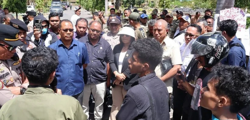 Massa gabungan mahasiswa dan pemuda menggelar aksi unjuk rasa soal Tunjangan DPRD Provinsi Nusa Tenggara Timur (NTT), Selasa (9/9/2025).