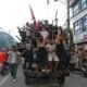 Para pengunjuk rasa membawa bendera nasional Nepal sambil menaiki truk polisi di luar Istana Presiden di Kathmandu pada 9 September 2025, sehari setelah polisi menindak demonstrasi terkait larangan media sosial dan korupsi yang dilakukan pemerintah. Presiden Nepal menyerukan persatuan nasional pada 9 September, AFP/Prabin RANABHAT / AFP