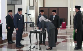 Lantik Enam Pejabat Eselon II, Bupati Hamid: Bekerja Keras, Cerdas, dan Ikhlas untuk Bondowoso Maju