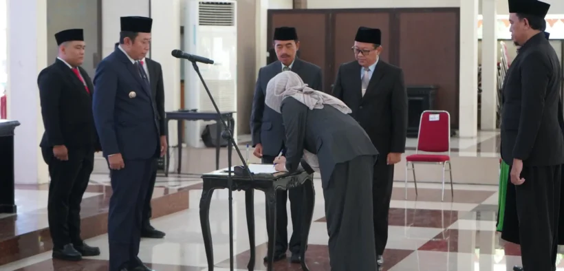 Lantik Enam Pejabat Eselon II, Bupati Hamid: Bekerja Keras, Cerdas, dan Ikhlas untuk Bondowoso Maju