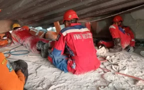 Hingga Senin (6/10/2025) pukul 22.45 WIB, jumlah korban meninggal dunia bertambah menjadi 61 orang, setelah tim berhasil menemukan 12 jenazah
