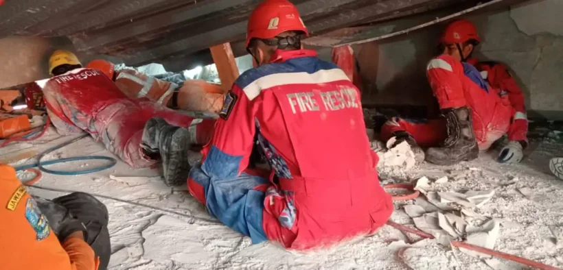 Hingga Senin (6/10/2025) pukul 22.45 WIB, jumlah korban meninggal dunia bertambah menjadi 61 orang, setelah tim berhasil menemukan 12 jenazah