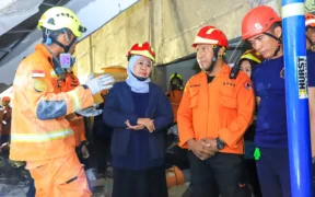 Gubernur Jawa Timur Khofifah Indar Parawansa turun langsung meninjau evakuasi korban ambruknya Musholla Ponpes Al-Khoziny, Senin (29/9/2025).