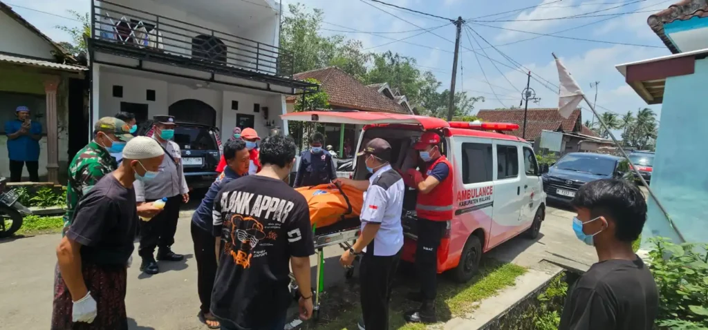 Warga Desa Sukorejo, Kecamatan Gondanglegi, Kabupaten Malang, dikejutkan oleh penemuan jasad seorang pria berinisial S (59) Rabu (1/10/2025).