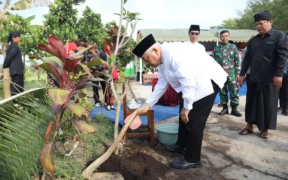 Bupati Malang M Sanusi menghadiri acara peletakan batu pertama sekaligus penandatanganan prasasti pembangunan Sanggar Pamujan Brahmacari