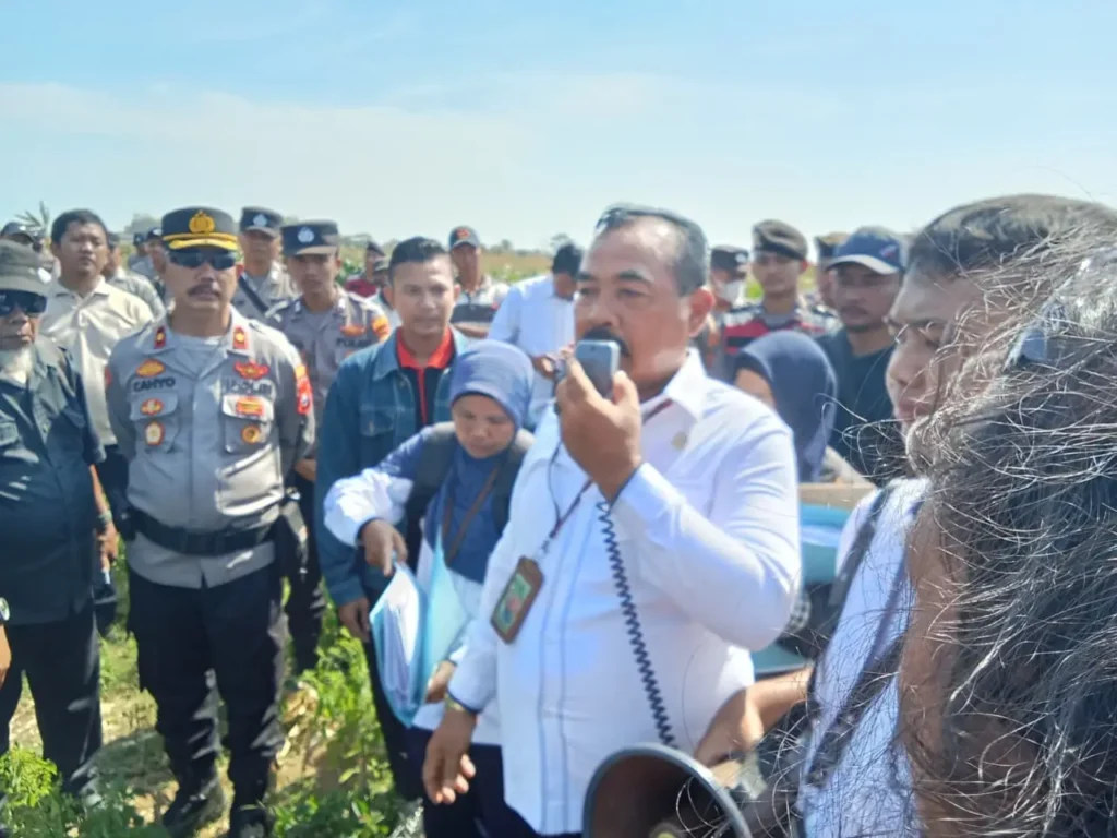 Caption Foto: Suasana tegang saat proses eksekusi lahan di Desa Laweyan, Kecamatan Sumberasih, Probolinggo. Aparat berjaga ketat di tengah sengketa lahan yang masih diperdebatkan.