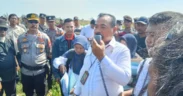 Caption Foto: Suasana tegang saat proses eksekusi lahan di Desa Laweyan, Kecamatan Sumberasih, Probolinggo. Aparat berjaga ketat di tengah sengketa lahan yang masih diperdebatkan.