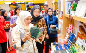 Insan pendidikan se-Jatim berhasil mencetak sejarah dengan meluncurkan 1.580 karya buku sekaligus — dan langsung mengantongi Rekor MURI Dunia.