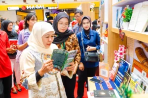 Insan Pendidikan se-Jatim Kompak Luncurkan 1.580 Buku, Pecahkan Rekor MURI