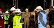 Wali Kota Malang, Wahyu Hidayat, turun langsung meninjau proyek drainase di Jalan Soekarno-Hatta (Suhat), Minggu malam (6/10/2025).