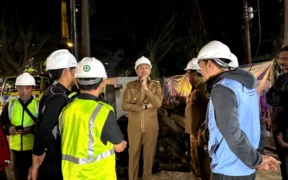 Wali Kota Malang, Wahyu Hidayat, turun langsung meninjau proyek drainase di Jalan Soekarno-Hatta (Suhat), Minggu malam (6/10/2025).