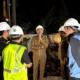 Wali Kota Malang, Wahyu Hidayat, turun langsung meninjau proyek drainase di Jalan Soekarno-Hatta (Suhat), Minggu malam (6/10/2025).