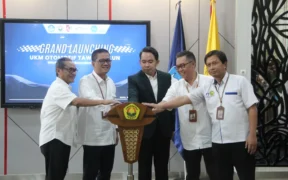Bupati Jember Muhammad Fawait bersama Rektor Universitas Jember (UNEJ) resmi meluncurkan dua mobil hemat energi hasil inovasi mahasiswa