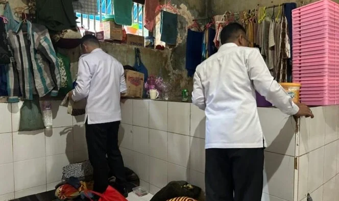 lingkungan Lapas Kelas IIB Probolinggo, petugas pemasyarakatan kini melakukan razia rutin hingga tiga kali dalam seminggu