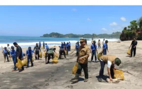 Perhutani KPH Malang Gelar Baksos di Kawasan Pantai Bajulmati