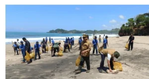 Perhutani KPH Malang Gelar Baksos di Kawasan Pantai Bajulmati