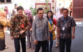 Upaya Pemerintah Kota Batu dalam percepatan penurunan angka stunting mendapat dukungan nyata dari kalangan dunia usaha. Dua perusahaan besar, PT Indomarco Prismatama (Indomaret) dan PT PZ Cussons Indonesia, menggelar kegiatan Posyandu dan penyuluhan kesehatan balita di Pendopo Rumah Dinas Wali Kota Batu, Rabu (8/10/2025) pagi.