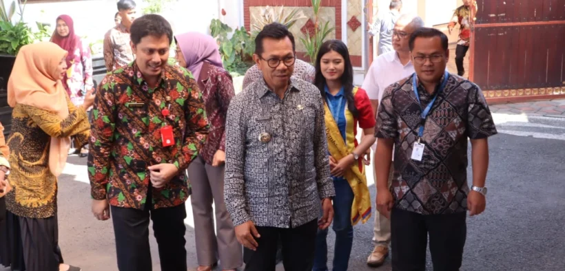 Upaya Pemerintah Kota Batu dalam percepatan penurunan angka stunting mendapat dukungan nyata dari kalangan dunia usaha. Dua perusahaan besar, PT Indomarco Prismatama (Indomaret) dan PT PZ Cussons Indonesia, menggelar kegiatan Posyandu dan penyuluhan kesehatan balita di Pendopo Rumah Dinas Wali Kota Batu, Rabu (8/10/2025) pagi.