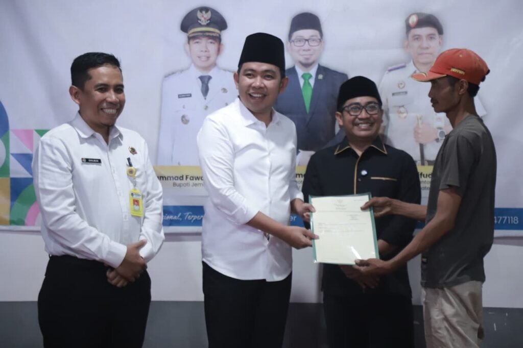 Bupati Fawait Serahkan 1.000 Sertifikat PTSL di Desa Karangharjo