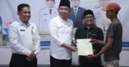 Bupati Fawait Serahkan 1.000 Sertifikat PTSL