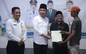 Bupati Fawait Serahkan 1.000 Sertifikat PTSL